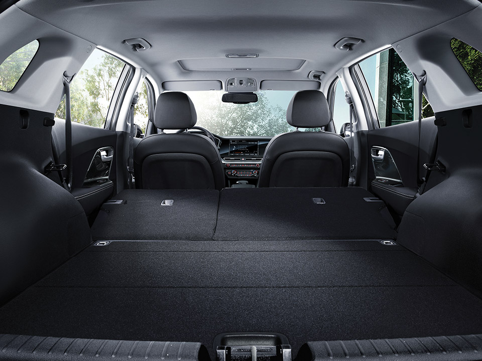 Fully folding, split rear seats