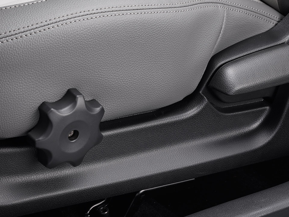 Driver’s seat cushion tilt adjuster