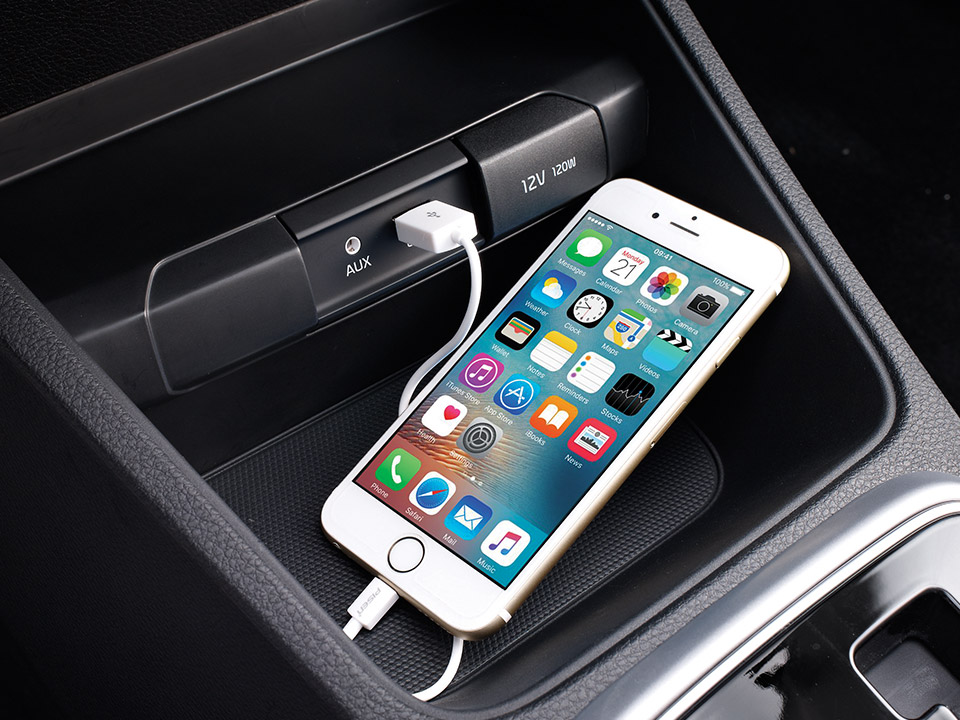 AUX & USB connection with 2-stage tray